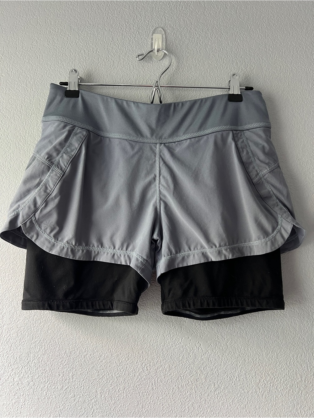 Athleta Gray 2 in 1 Running Shorts S Lined Athletic Workout Gym Pockets Zip